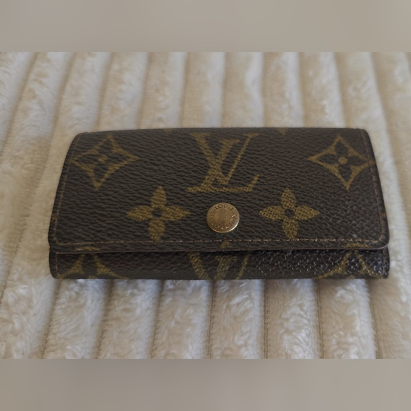 Louis Vuitton Monogram Leather 4 Key Holder - Picture 1 of 13